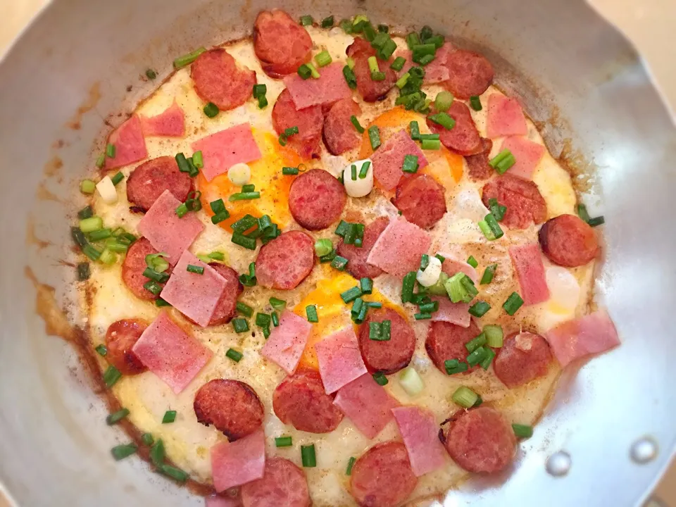 Fried egg with ham and sausage~|yongyongさん