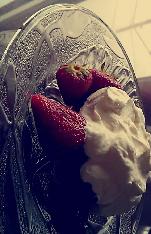 Strawberries & cream ♥|Julie Tranさん