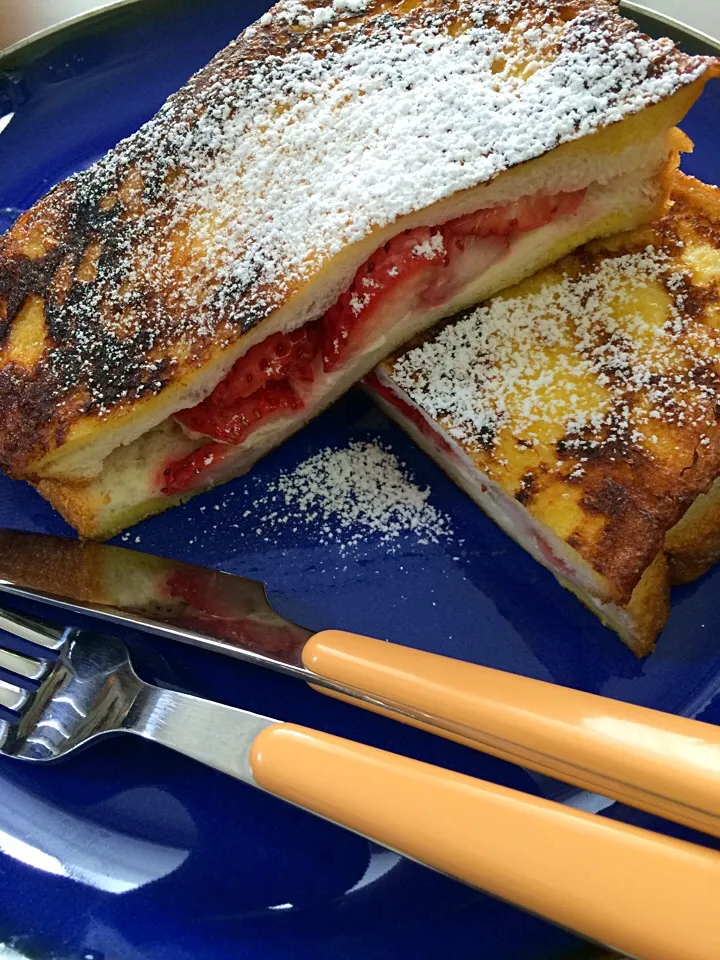 イチゴとクリームチーズのフレンチトースト|凡カフェさん