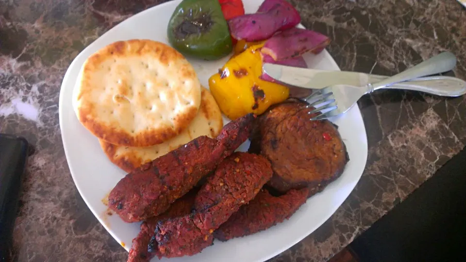 Grilled beef, grilled veggies,with naan bread|paulaさん