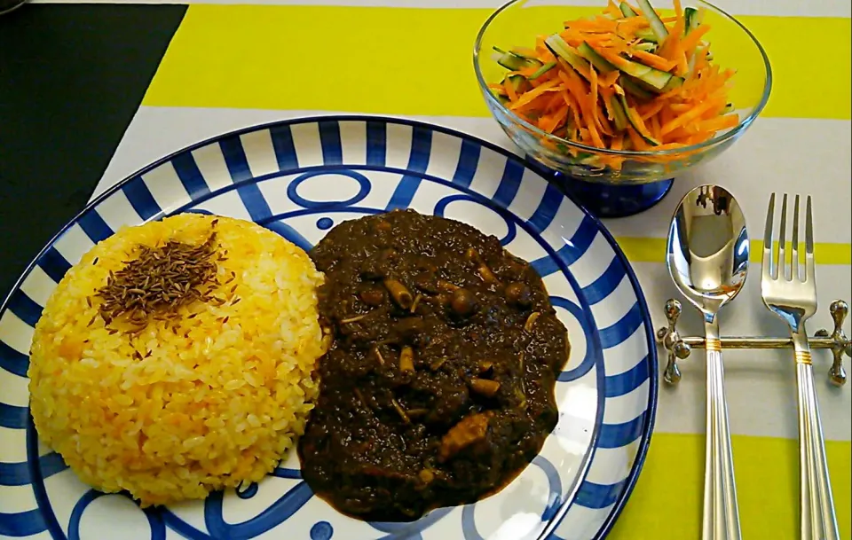 休日の朝昼兼用チキンキノコカレー🍛今回の人体実験は、初めてイカスミを投入してみただけど、単に色が黒くなっただけで御座いましたわ😖|にゃあ（芸名）さん