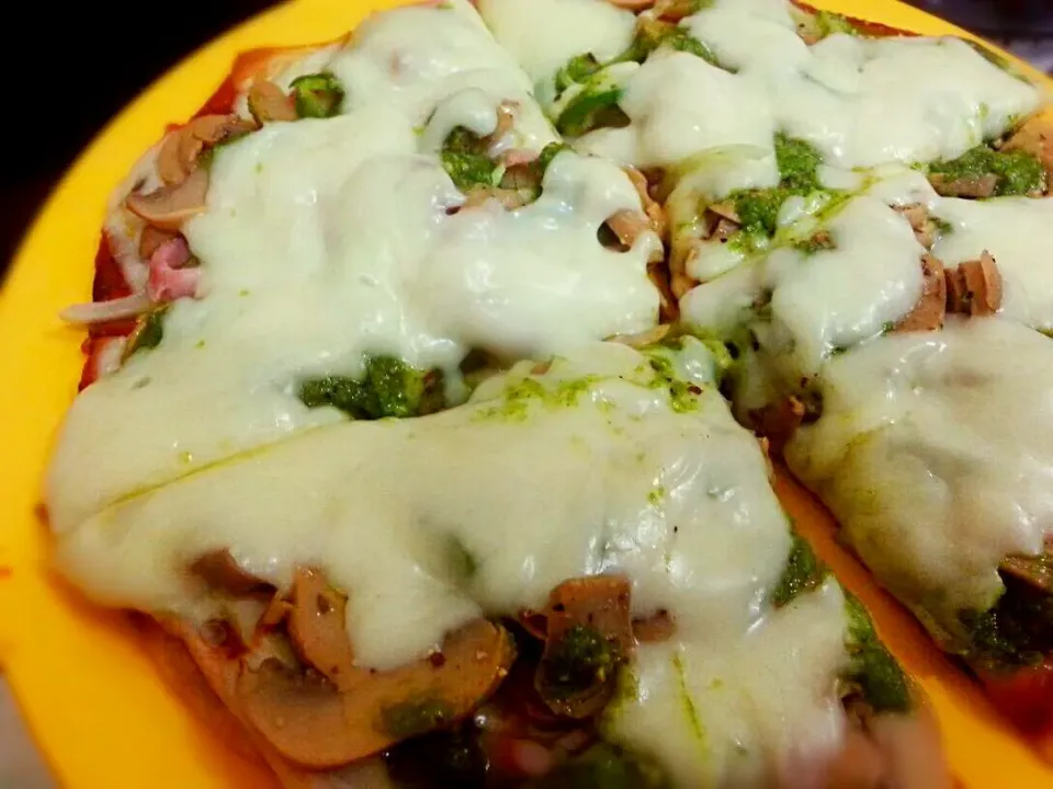 Mozzarella mushrooms pizza with rucula pesto|Mane Dukeさん