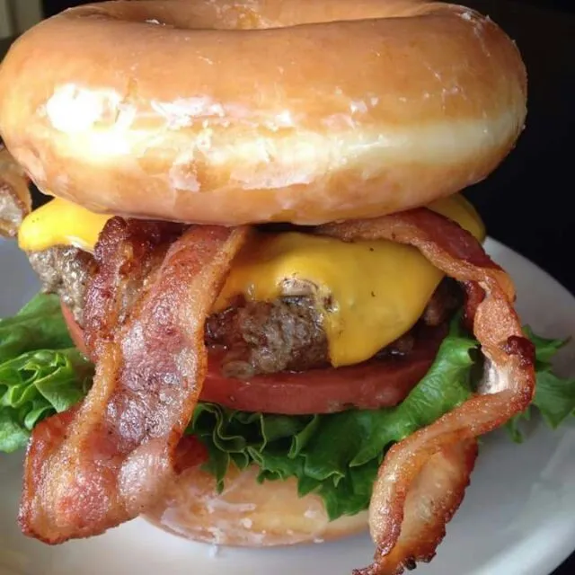 my glazed donut bacon cheese burger|CHUENCHAIさん