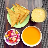 Fresh tomato soup with garlic toast, seasonal veggie salad & date yoghurt drink|Nileyshaさん