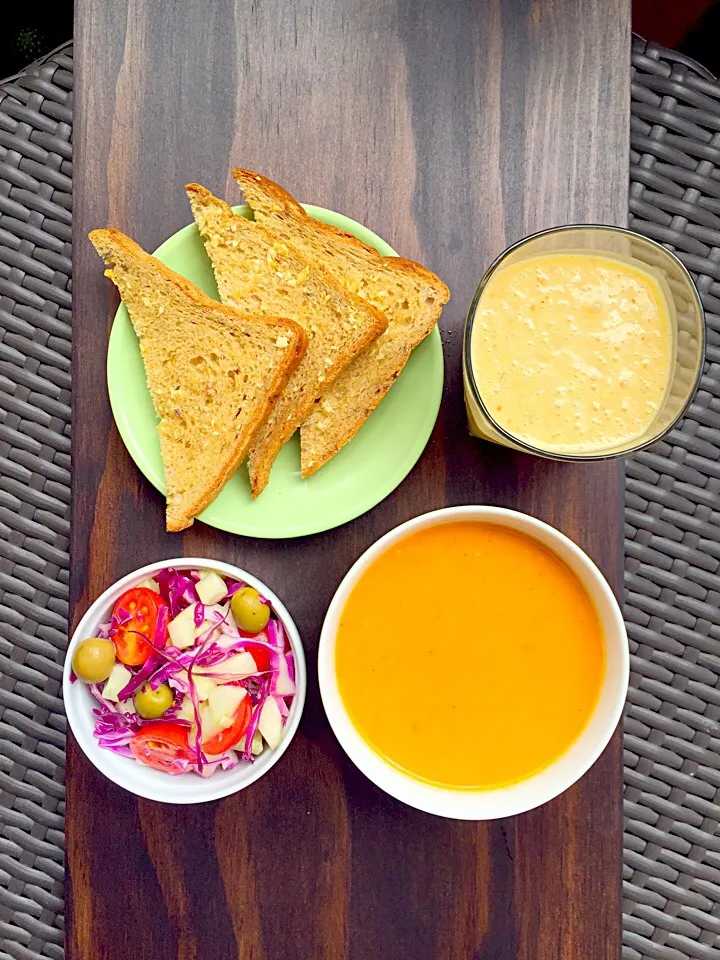 Fresh tomato soup with garlic toast, seasonal veggie salad & date yoghurt drink|Nileyshaさん