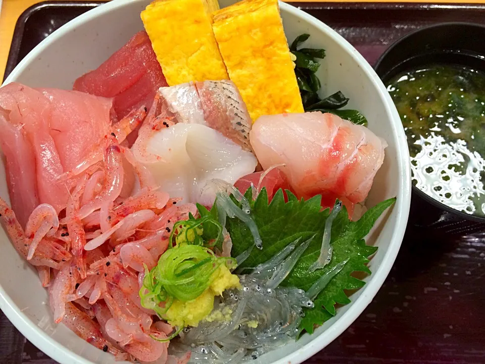 Snapdishの料理写真:焼津で海鮮丼‼︎10㌔RUNの後のご褒美♡|mioさん