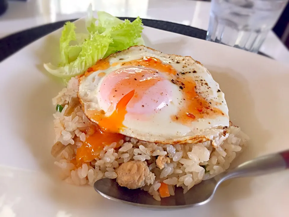 鶏ゴボウピラフ目玉焼きのっけ♪|みほままこさん