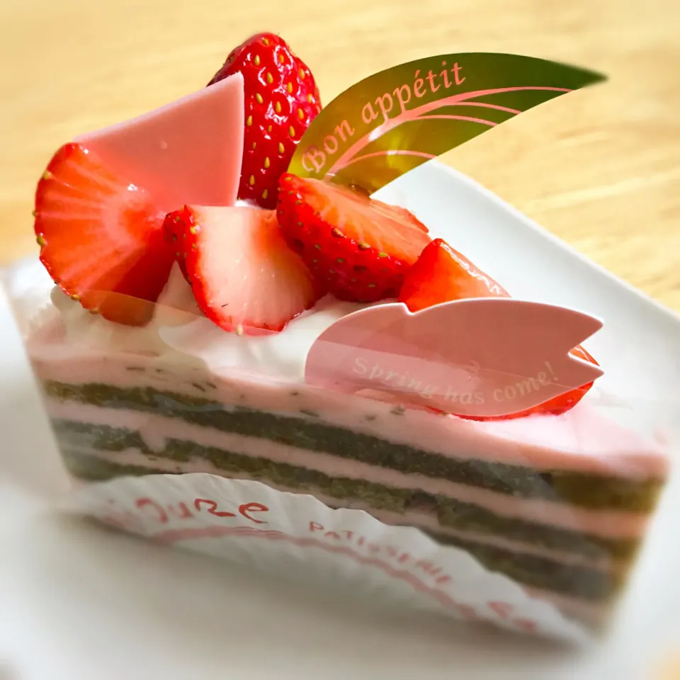 (≧∇≦) 下丸子『コリウール』の 苺・桜 ショートケーキ 🍓🌸🍰|Gigi Cafeさん