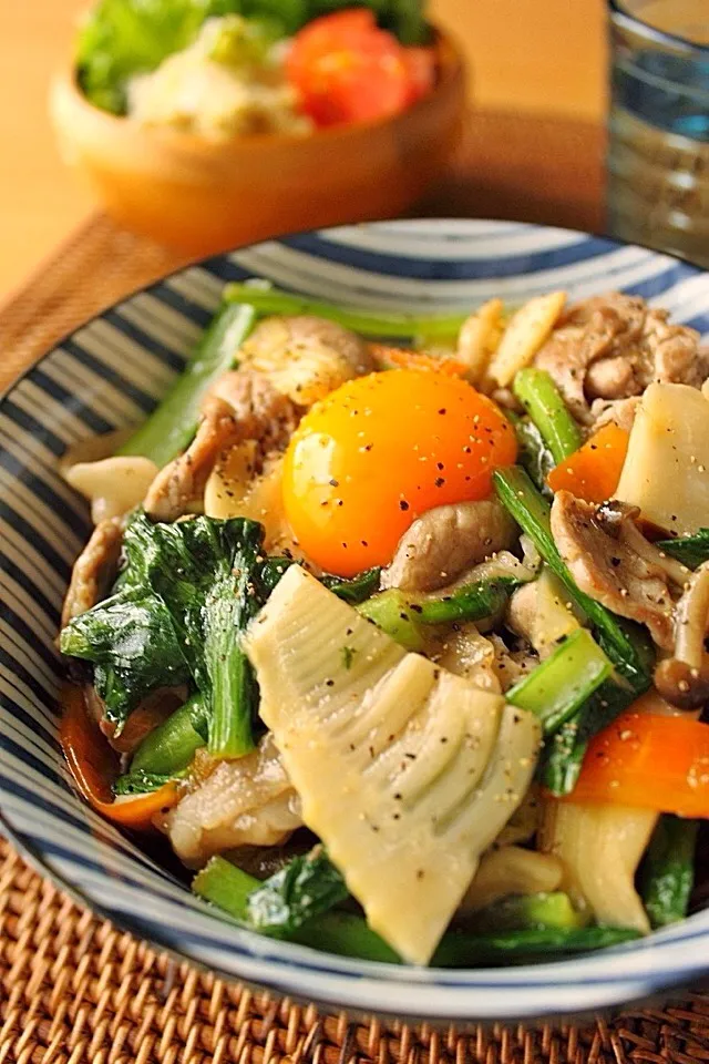 豚肉と小松菜のニンニク醤油炒め丼…旬のタケノコ入り|はさん