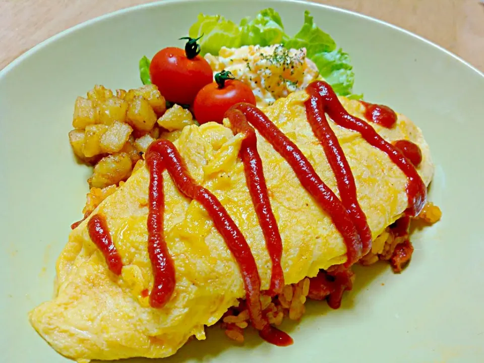 今日の夕飯　オムライス　エビのタルタルサラダ　テリヤキ風ポテト|さちさん