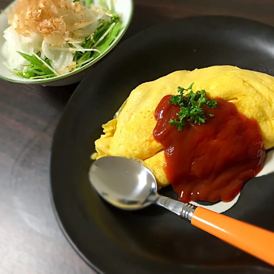 夕食◎ オムライス 新玉ねぎと水菜のサラダ  オムライス練習中🔰上手に巻けない～💦|しょちちさん