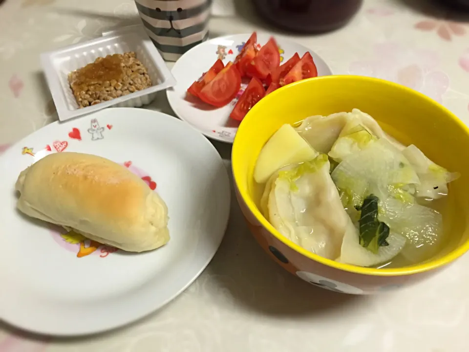 焼きたて塩パンと水餃子スープ|ぶーさんさん