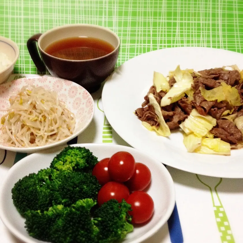 Snapdishの料理写真:豆腐の味噌汁・牛キャベツ炒め・もやしナムル・ブロッコリーとプチトマト|美也子さん