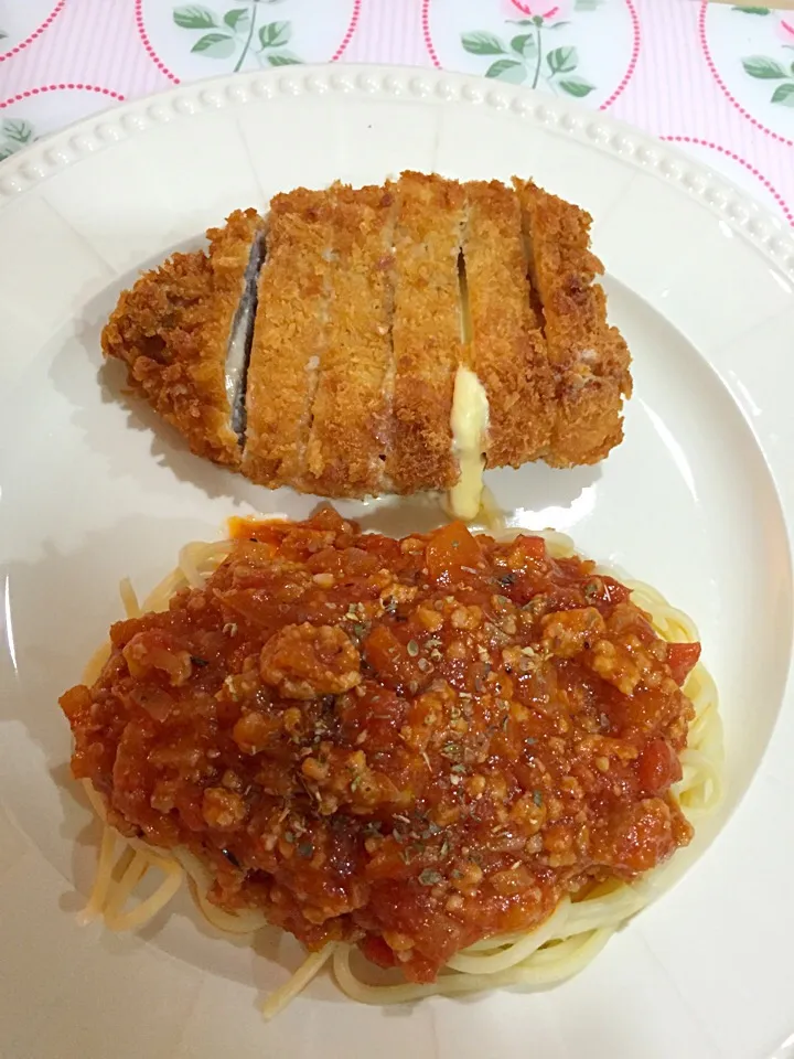 Spaghetti pork sauce with cordon bleu|koykoyさん