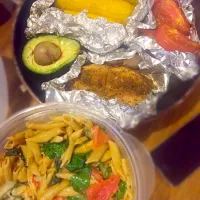 Penne Rigatoni Pasta with Tomato Basil Pesto, Spinach, Extra Sharp White Cheddar, pulled Chicken. Avacado, baked Chicken, Roasted Tomatoes & Corn on the Cob|Timiko Jacqueline Marshallさん