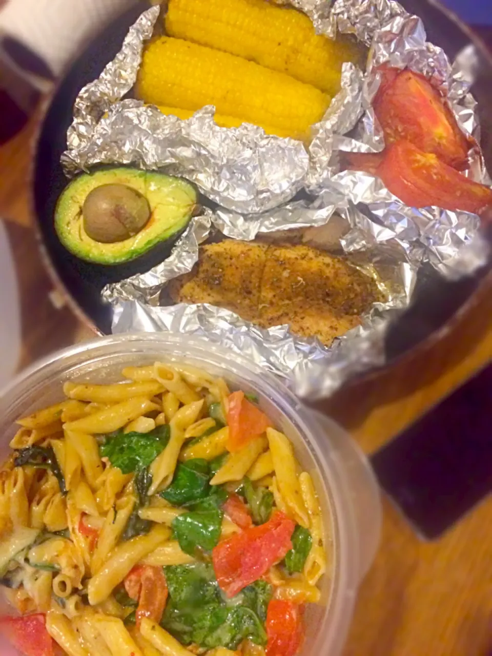 Penne Rigatoni Pasta with Tomato Basil Pesto, Spinach, Extra Sharp White Cheddar, pulled Chicken. Avacado, baked Chicken, Roasted Tomatoes & Corn on the Cob|Timiko Jacqueline Marshallさん