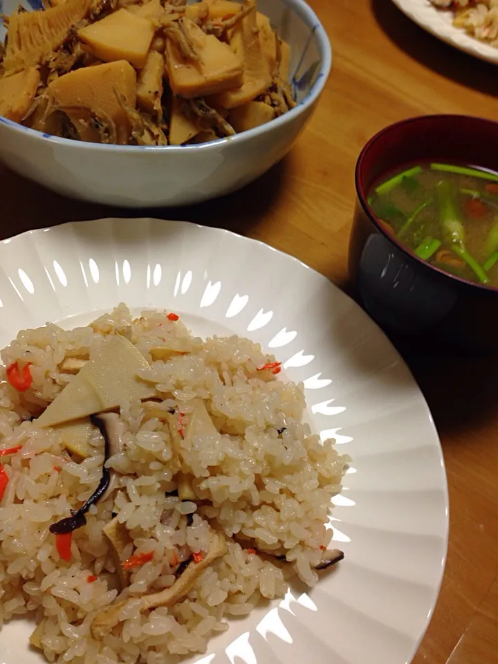 Snapdishの料理写真:今日の夕食  💛筍と小女子の味噌煮、💚筍ご飯、💜セリとなめこと豆腐の味噌汁|Yu Yu mamaさん