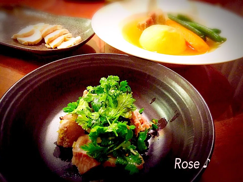 reiさんのアレンジ、砂肝とパクチーのネギ塩、牛バラと新玉葱スープ煮で今日のお夕食🍷|72roseさん