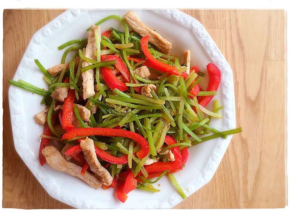 Fried red paprika with wild garlic sprouts 🌱 and pork sideburns 🐖|CatzeMDさん