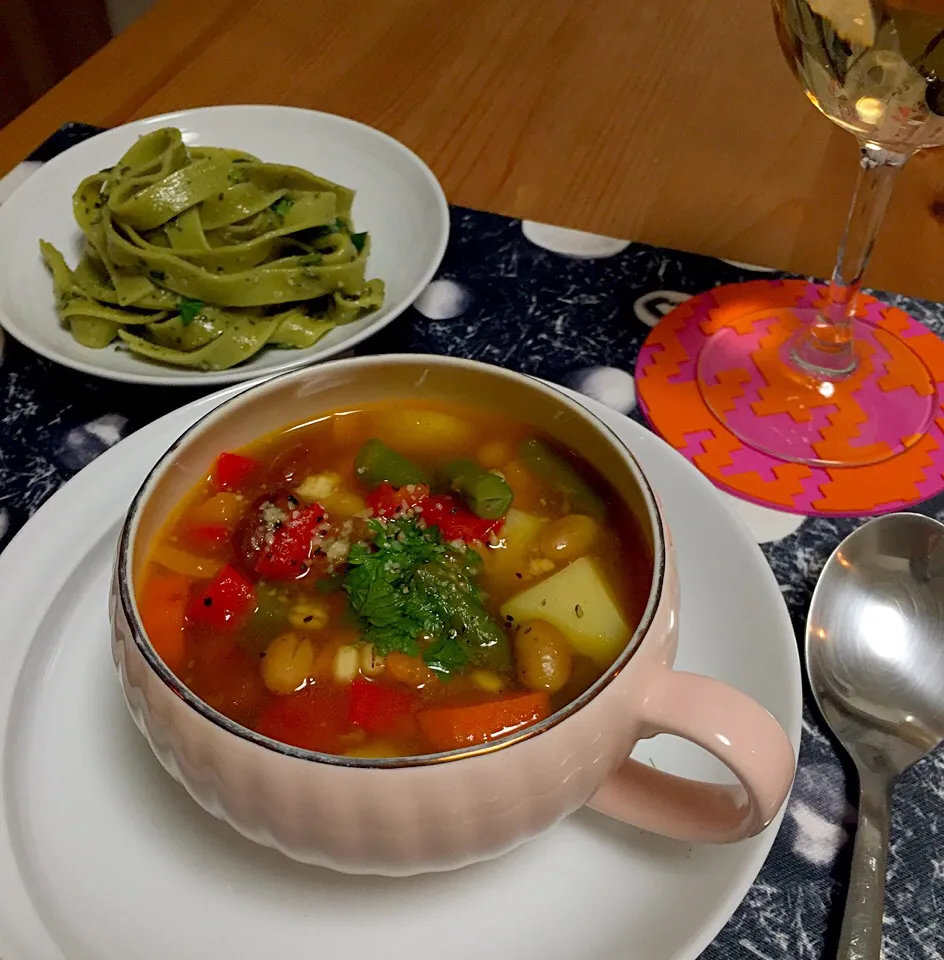 Mixed beans and vegetable tomato curry soup and spinach pesto pasta|Kumigarさん