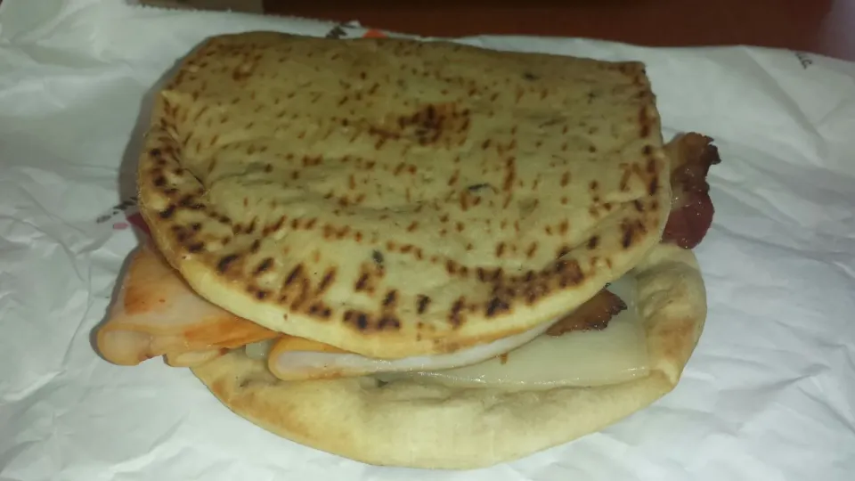 Turkey, Cheddar & Bacon Flatbread|Christian J. Torres Cañarteさん