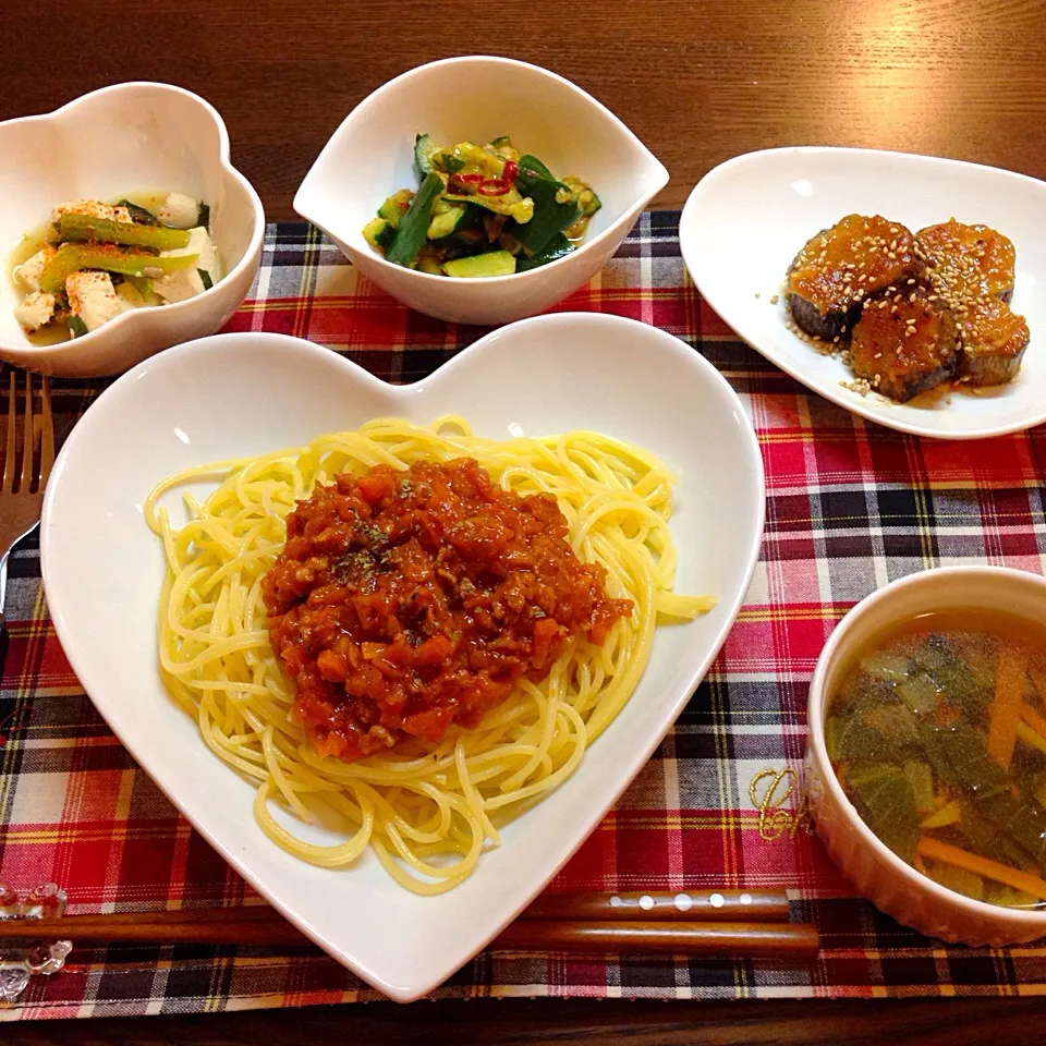 ミートソーススパゲティー🍝なす田楽🍢きゅうりの中華づけ、豆腐と小松菜の煮もの、野菜のさっぱりコンソメスープ|にゅきさん