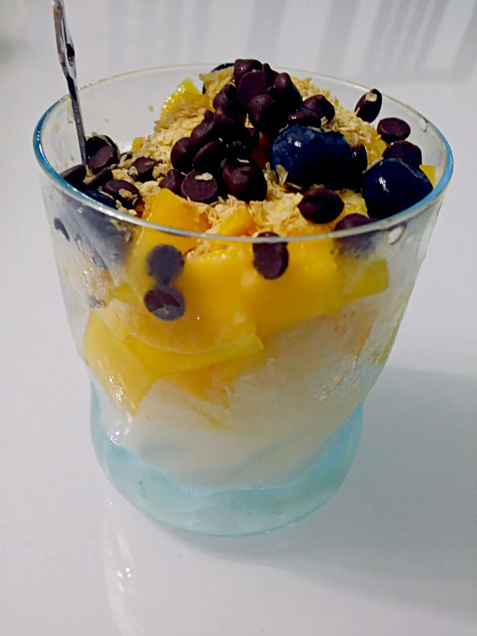 Vanilla Ice cream with fresh mangoes raw wheatgerm blueberries choc chips 😍💋👅👅👅👅👄👄👄|🌷lynnlicious🌷さん