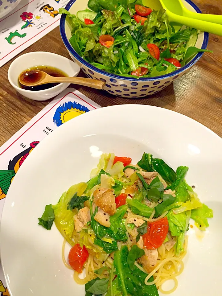 Snapdishの料理写真:春キャベツとグリルチキンのパスタ🍀野菜たっぷりサラダ🌿🍅|まみりんごさん