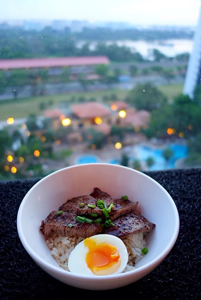 Beef bowl with molten egg|gohyuchongさん