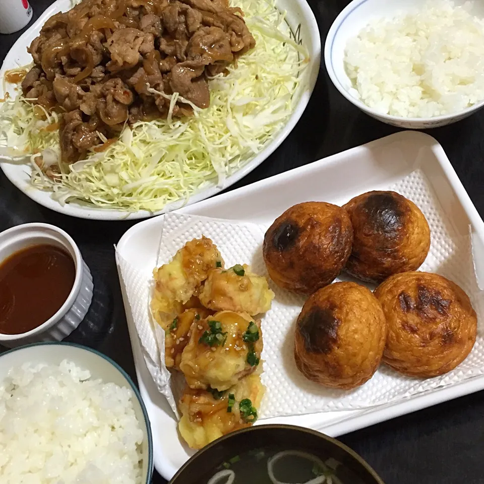 今日の晩ご飯は、豚肉の生姜焼き、炙り魚河岸揚げ、お惣菜の白身魚と豆腐のすり身天生姜入り、味噌汁。|ゆえさん