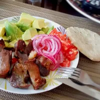 Chicharrones,  chirmol, aguacate, cebolla morada y Tortilla Tostada!|Marcela Chávezさん