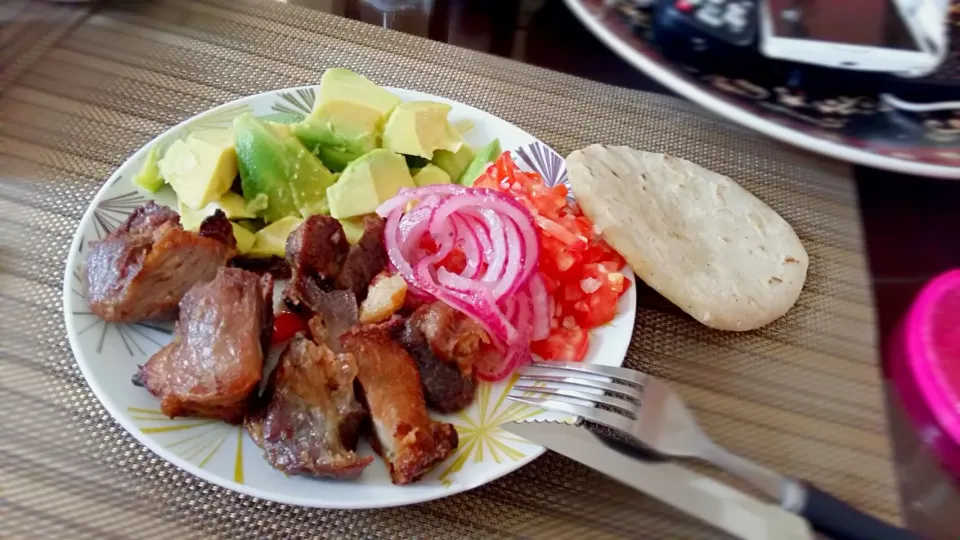 Chicharrones,  chirmol, aguacate, cebolla morada y Tortilla Tostada!|Marcela Chávezさん