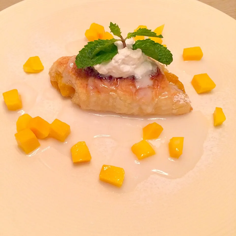 Sticky rice pie with mango topped with coconut cream sauce 🍴|Stamp P.さん