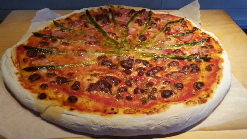 Pizza asparagi e pancetta|Mora Maurizioさん