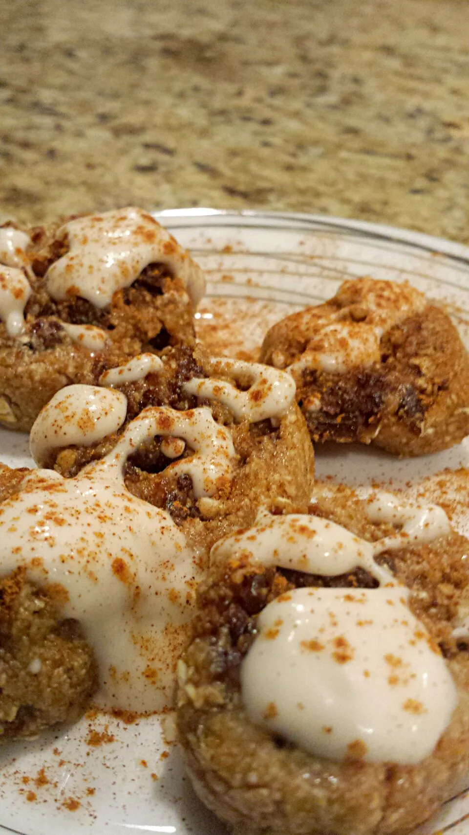 Probably one of my best experiments. Raw Cinnamon Rolls with a Cinnamon Maple Coconut Raw icing. The things that come out of this one statement: I need somethin|lisaさん