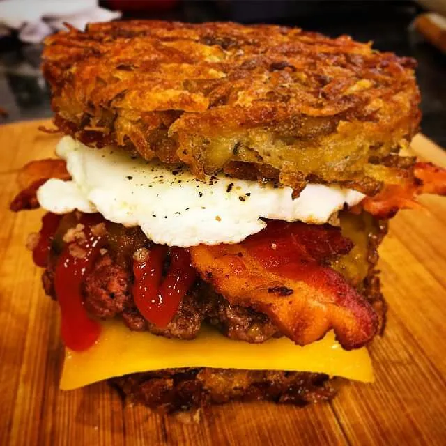 hash brown bun bacon breakfast sandwich|CHUENCHAIさん