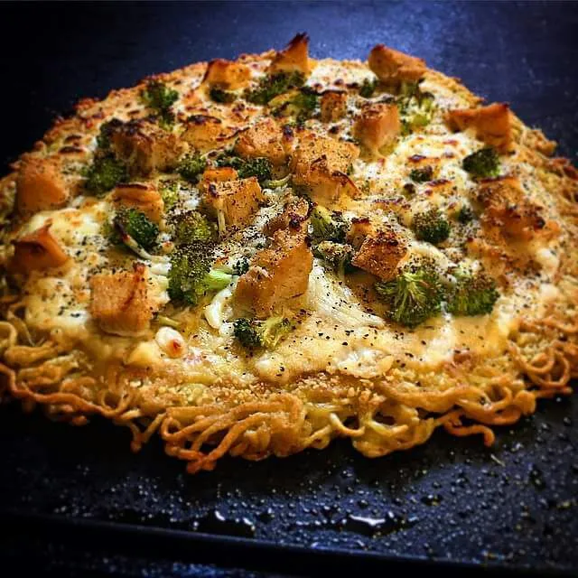 ramen crust chicken alfredo pizza|CHUENCHAIさん