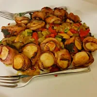 Bacon wrapped scallops seared in rosemary olive oil with a peach, shallots, and fresh ginger reduction. Steamed veggies *totally unimportant lol|Amber Keyserさん