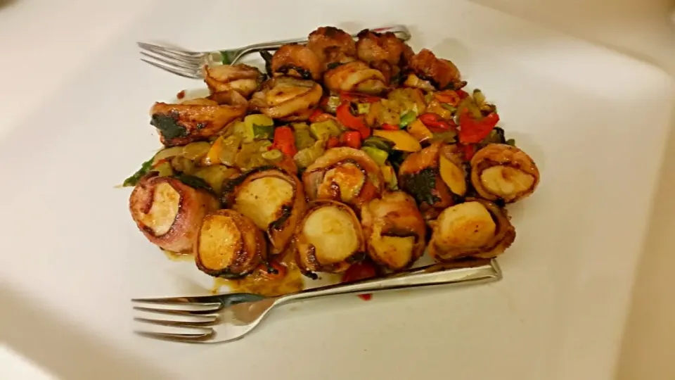 Bacon wrapped scallops seared in rosemary olive oil with a peach, shallots, and fresh ginger reduction. Steamed veggies *totally unimportant lol|Amber Keyserさん