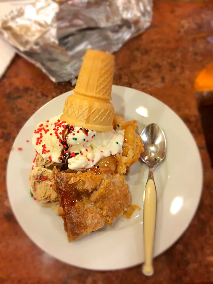 Baked apple pie topped with vanilla ice cream sprinkles and cone. 🍴 Bon appetite|Kaevonさん