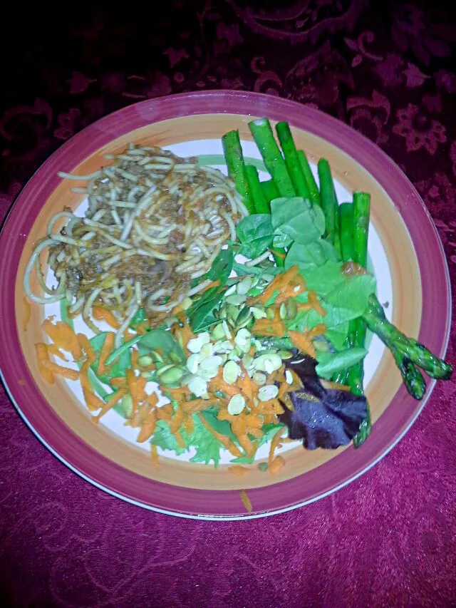 Asparagus, spaghetti, and salad.|Dawn Nelsonさん