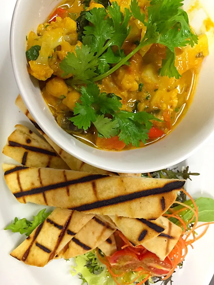 Snapdishの料理写真:Vegan veg and chickpea curry|Michael Kohlさん