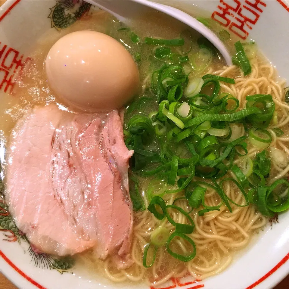 長浜ラーメン健太
ビールケースをひっくり返したテーブル
ラーメン屋に見えない店内
いい人そうなコワモテ店主
全てビックリ！
でも、とても美味しい長浜ラーメン
高円寺ディープ|Yogiさん