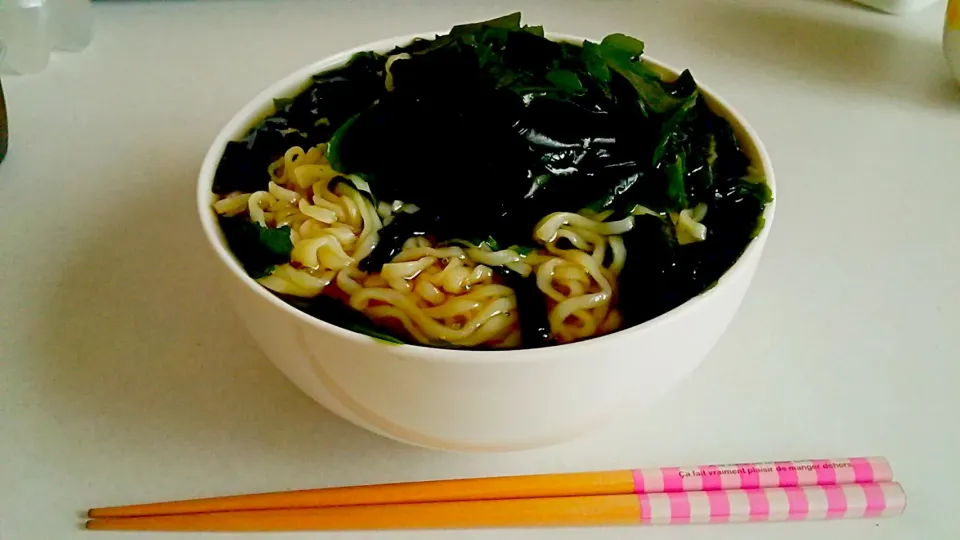 デカ盛わかめ醤油ラーメン☆（約250カロリー）…ノンフライ麺を使ったので、これだけ食べても結構ヘルシーです＼(^o^)／|まろん♡さん