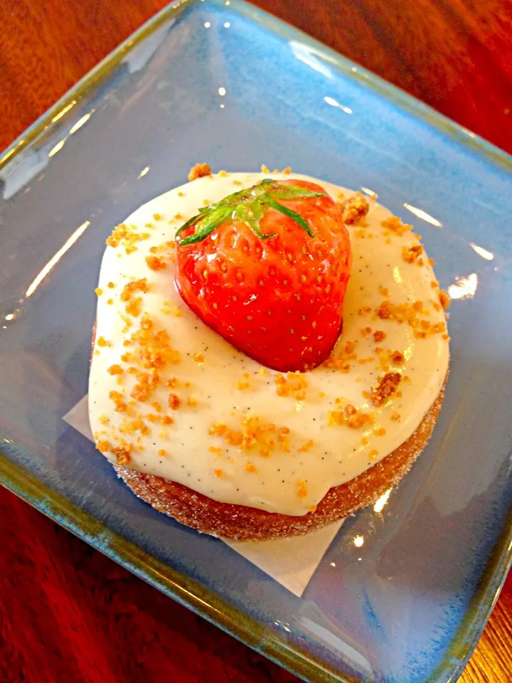 Cream-cheese strawberry cronut|PhUnGさん