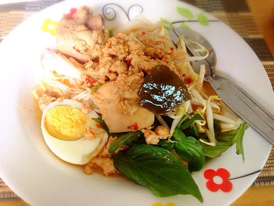 Thai vermicelli eaten with chicken curry : ขนมจีนน้ำยาไก่|Jaraspornさん