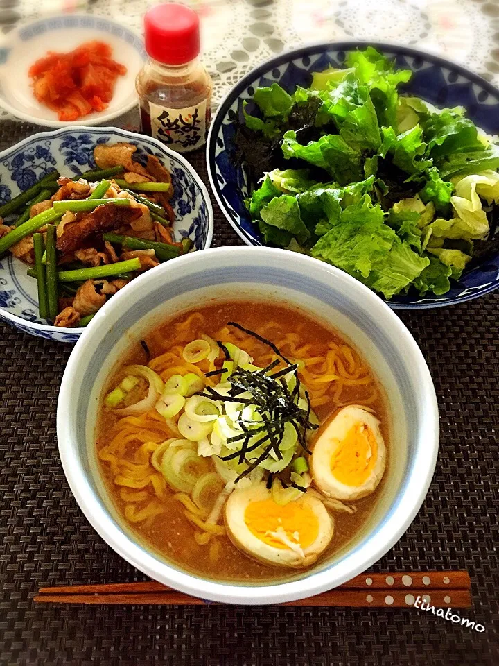 Snapdishの料理写真:セブンのインスタントすみれラーメン！豚バラと椎茸、ニンニクの芽の炒め物、チョレギサラダ、キムチ、くめじまのラー油をかけたりー！|Tina Tomoko😋さん