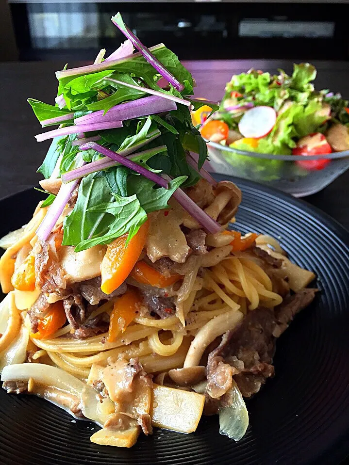 ⭐️牛肉とキノコの焼肉のタレクリームパスタ ⭐️野菜サラダ にんじんドレッシング|よっちぃさん