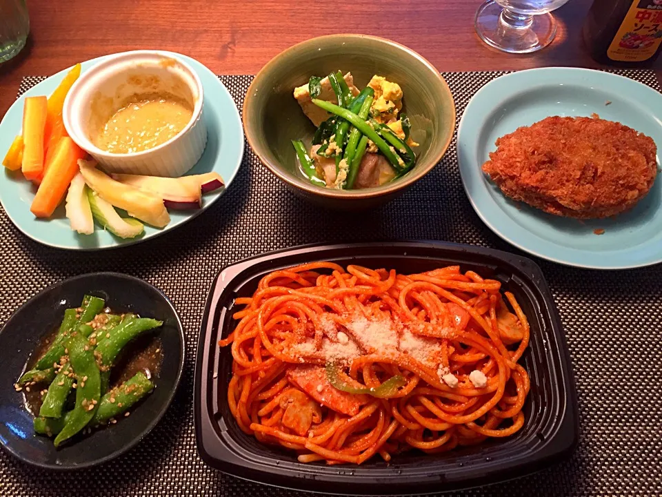 インゲンのごま和え、ニラ玉豆腐、昨日の残りバーニャ、スーパーのナポリタンとお肉屋さんのメンチ ご飯！|Tomomi Booさん