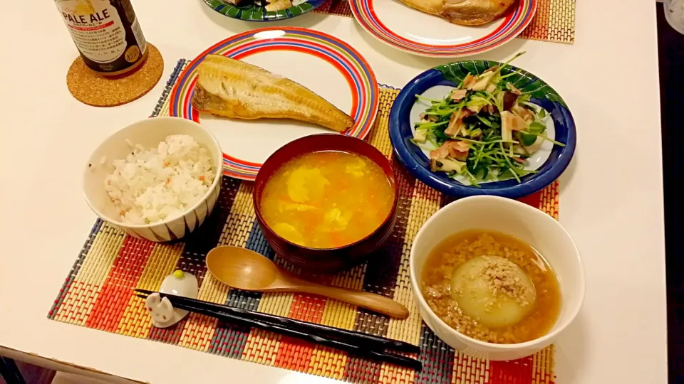 Snapdishの料理写真:今日の夕食 焼き魚(ほっけ)、豆苗とエリンギの塩麹炒め、新玉ねぎのまるごとそぼろ煮、人参と卵の味噌汁|pinknari🐰🌈さん